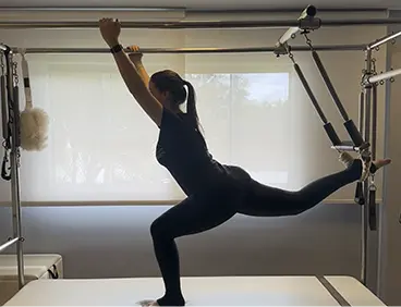 moça se alongando em equipamento de pilates